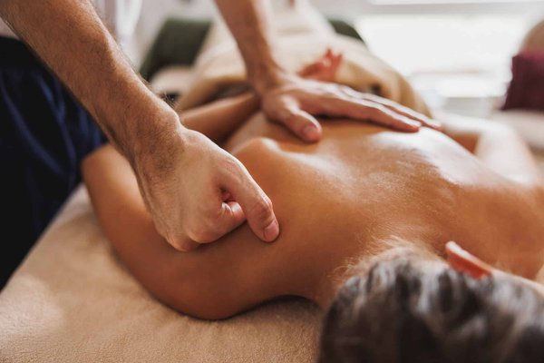 Quelles techniques de massage peuvent être apprises pour des moments intimes en couple ?