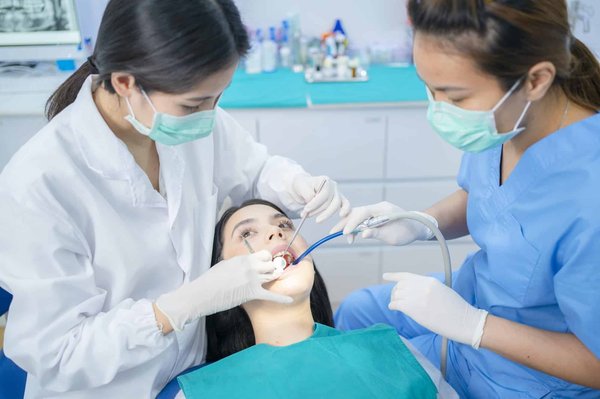 Comment intégrer des éléments de dentelle dans une garde-robe professionnelle ?