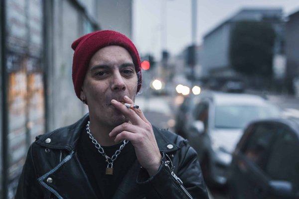 Quelles astuces pour intégrer des pièces de mode punk dans un look quotidien ?