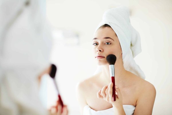 Comment réaliser un maquillage sophistiqué pour les yeux marrons ?